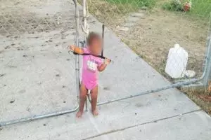 Malangnya gadis ini, lehernya terikat tali di pagar