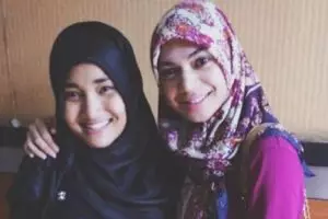 15 Potret beda gaya hijab modis ala Fatin Shidqia dan Indah Nevertari