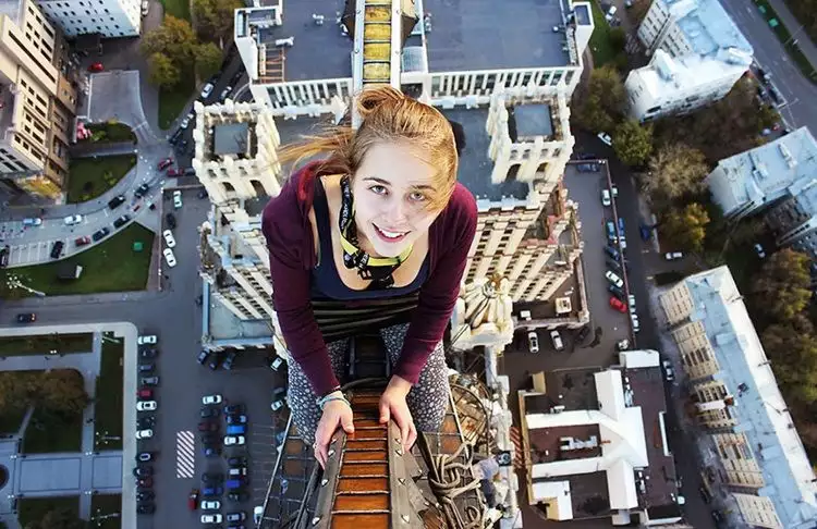 Cewek cantik ini gemar selfie di ketinggian ekstrem, jangan ditiru ya
