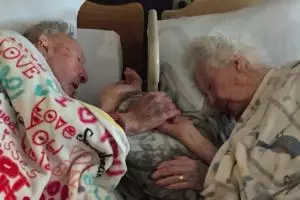 Kakek ini genggam erat tangan istrinya yang tengah menjemput ajal