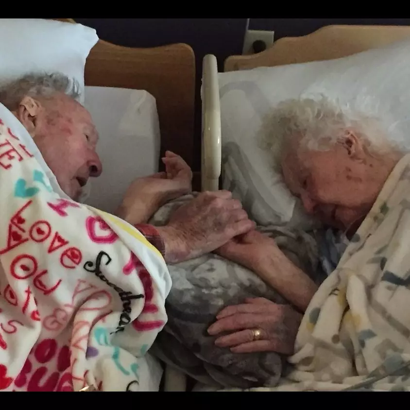 Kakek ini genggam erat tangan istrinya yang tengah menjemput ajal