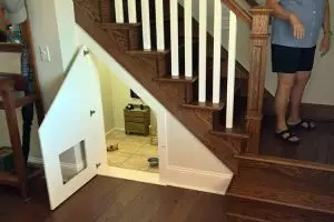 Perempuan ini sulap bawah tangga jadi ruang anjing, mewah banget! 