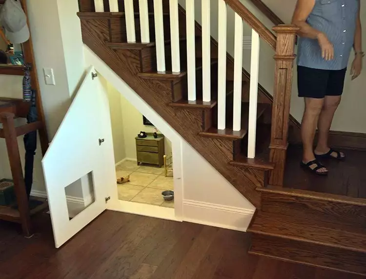 Perempuan ini sulap bawah tangga jadi ruang anjing, mewah banget! 