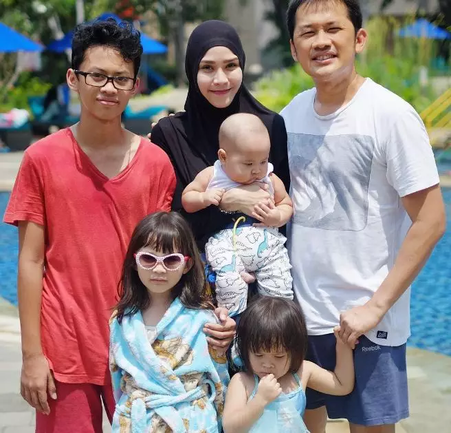 Masih muda, 7 artis ini sudah punya banyak anak