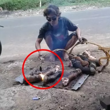 Cara pria ini bersihkan kepala dan kaki kambing kurban unik banget