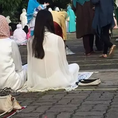 Pilihan baju yang dikenakan cewek ini jadi perdebatan, duh kenapa ya?