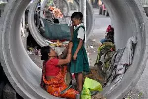 23 Potret ibu dan anak ini bukti kasih ibu sepanjang masa