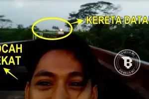 Aksi remaja menantang maut di bawah kereta melintas ini ekstrem abis