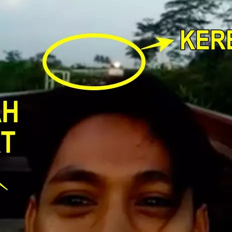 Aksi remaja menantang maut di bawah kereta melintas ini ekstrem abis