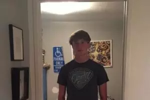 Orangtua ini punya cara kocak agar sang anak tak suka banting pintu