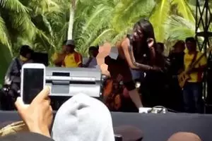 Gara-gara kostum panggung seronok ini, Dewi Persik banjir hujatan