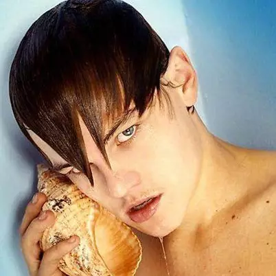 10 Foto lawas selebriti dunia ini bikin gagal paham, pada ngapain ya?