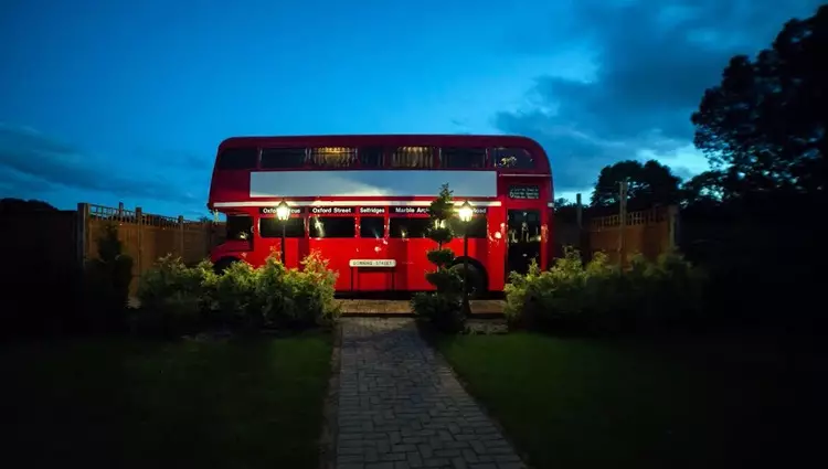 Unik, bus tingkat disulap menjadi hotel dengan fasilitas bintang  5