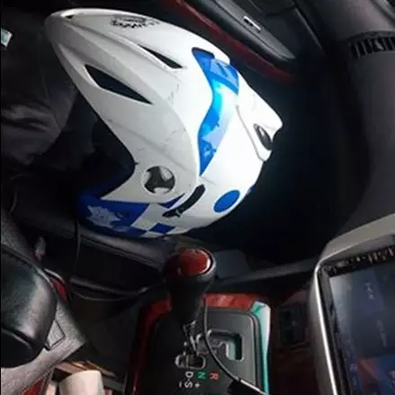 Dapat uang damai polisi lupa helmnya tertinggal di mobil yang ditilang