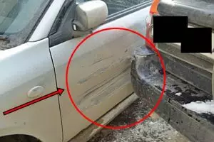 Cara pria perbaiki mobilnya yang terserempet ini bikin kagum