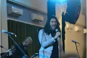 Nggak cuma musiknya asyik, 10 lagu ini liriknya puitis banget