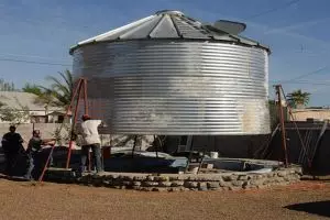 Tangki bekas gandum ini disulap jadi rumah, isinya bikin melongo