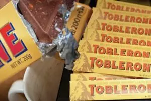 Tak disangka, cokelat ini punya pesan tersembunyi di balik logonya