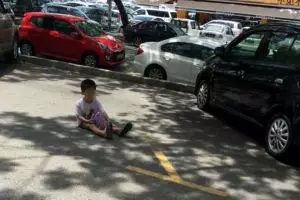 Demi dapat tempat parkir, ibu ini tega suruh anaknya duduk di parkiran