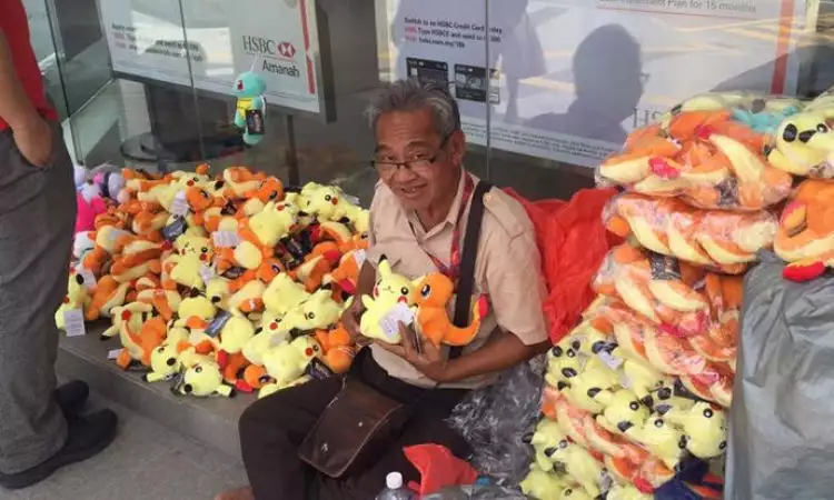 Kisah penjual boneka Pokemon yang ditipu pembeli ini bikin haru 