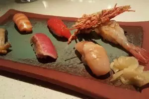 Makan sushi di restoran, orang ini kaget harganya capai Rp 14 juta