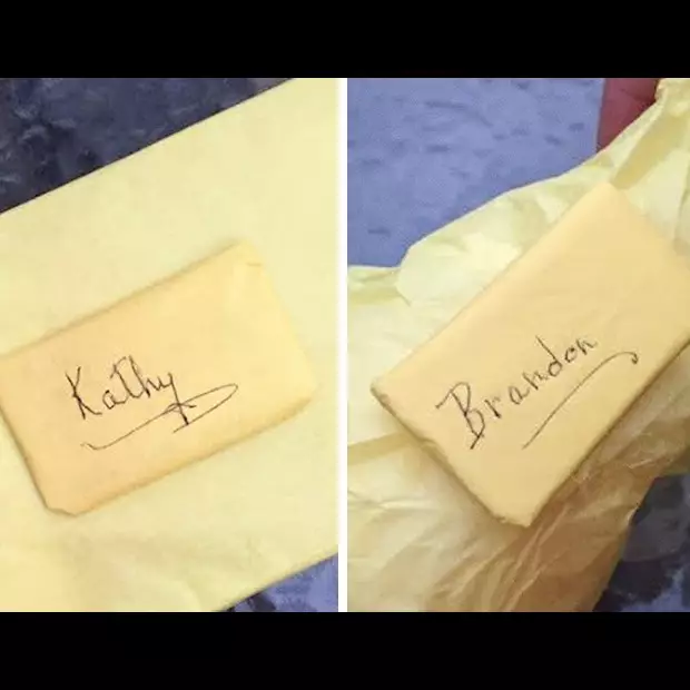 Kado pernikahan ini baru dibuka setelah 9 tahun, isinya bikin haru