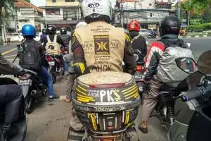 Ada yang aneh dari pengendara motor ini, kamu tahu nggak?