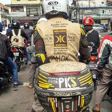 Ada yang aneh dari pengendara motor ini, kamu tahu nggak?