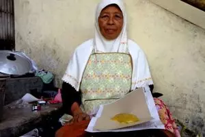 Lestarikan jajanan khas, 20 tahun Mbah Sumiyati jualan jenang gendhul