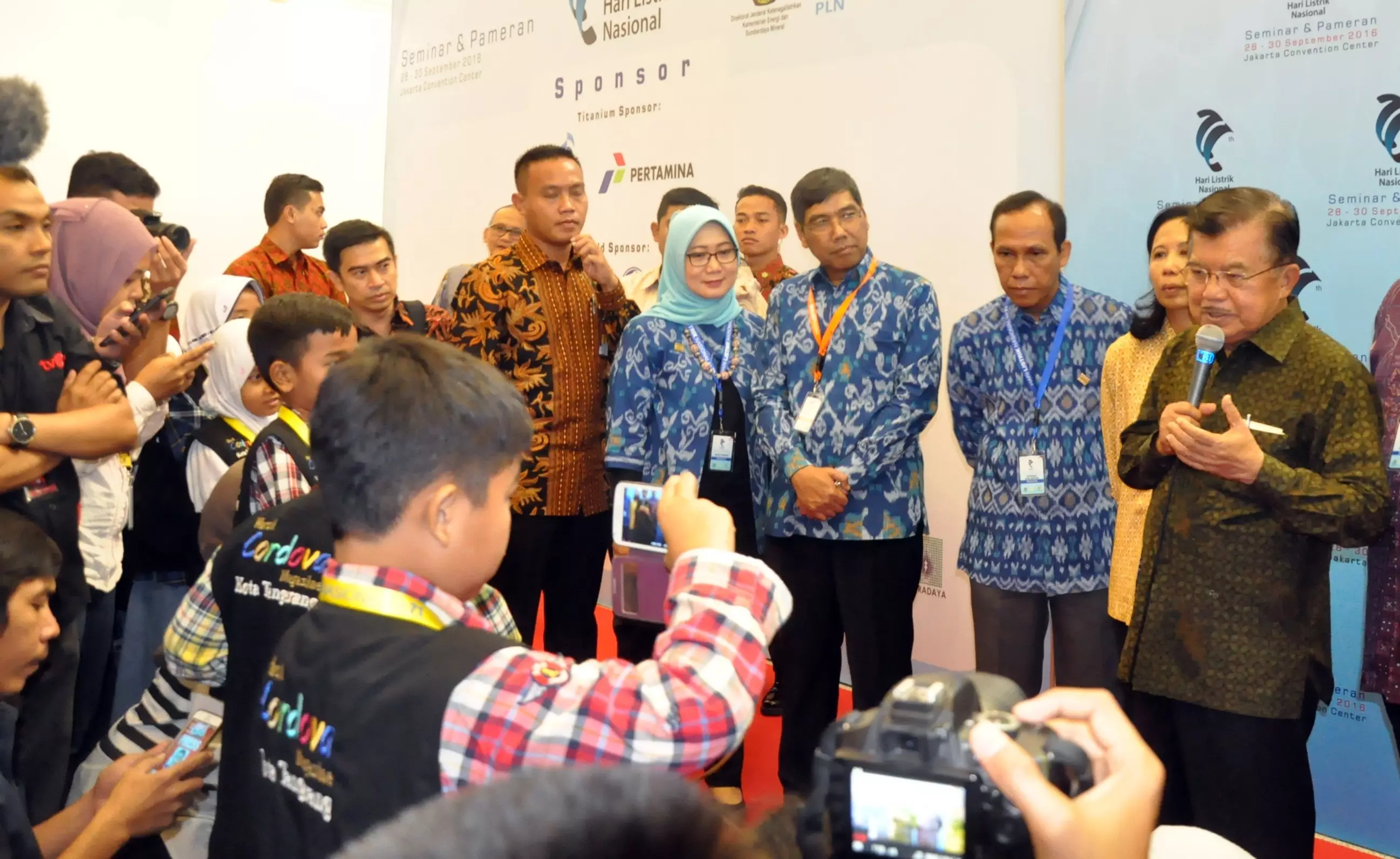 Anak kecil ini hampiri Wapres JK, minta listrik nggak mati terus