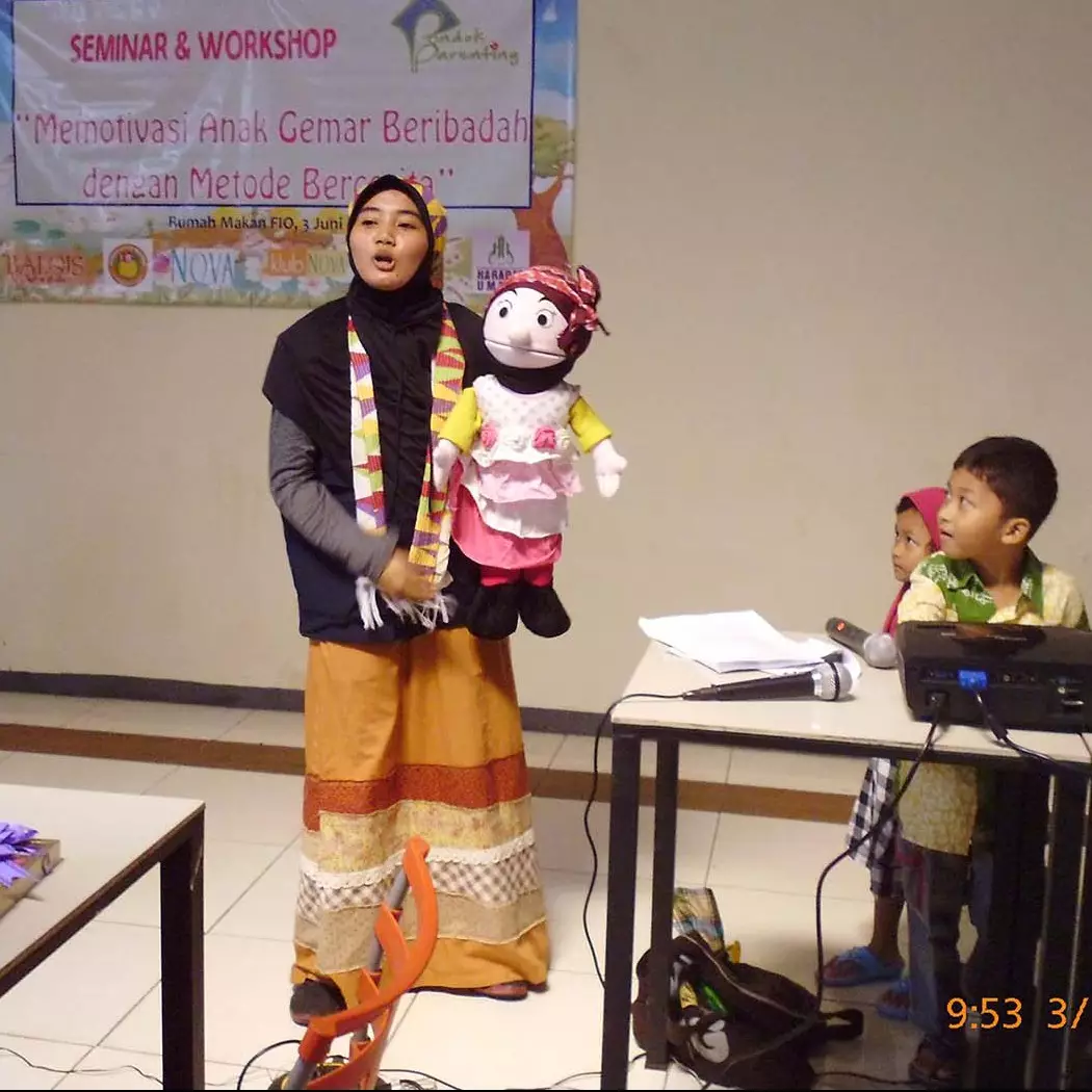 Masih muda, cewek pendongeng ini sudah ciptakan 50 dongeng anak