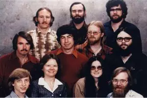 Ini dia foto karyawan Microsoft pertama, tebak Bill Gates yang mana?