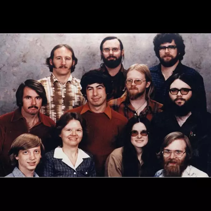 Ini dia foto karyawan Microsoft pertama, tebak Bill Gates yang mana?