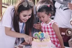 Salah beri caption foto ini, Ayu Ting Ting diminta les Bahasa Inggris