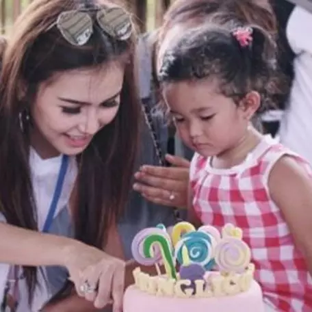 Salah beri caption foto ini, Ayu Ting Ting diminta les Bahasa Inggris