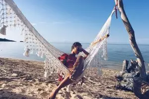 Hobi traveling cuma di Indonesia saja, ini alasan keren Tara Basro