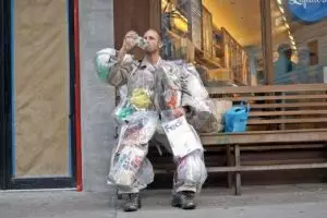 Pria ini selama satu bulan bawa sampahnya kemanapun pergi