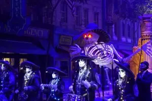 Cuma di festival ini 'hantu' diarak & bisa diajak ngobrol serta selfie