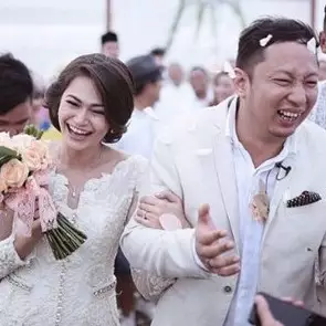 12 Selebriti kondang ini pilih menikah dengan konsep outdoor