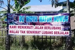 25 Tulisan spanduk peringatan ini lucunya nggak ketulungan, kocak abis