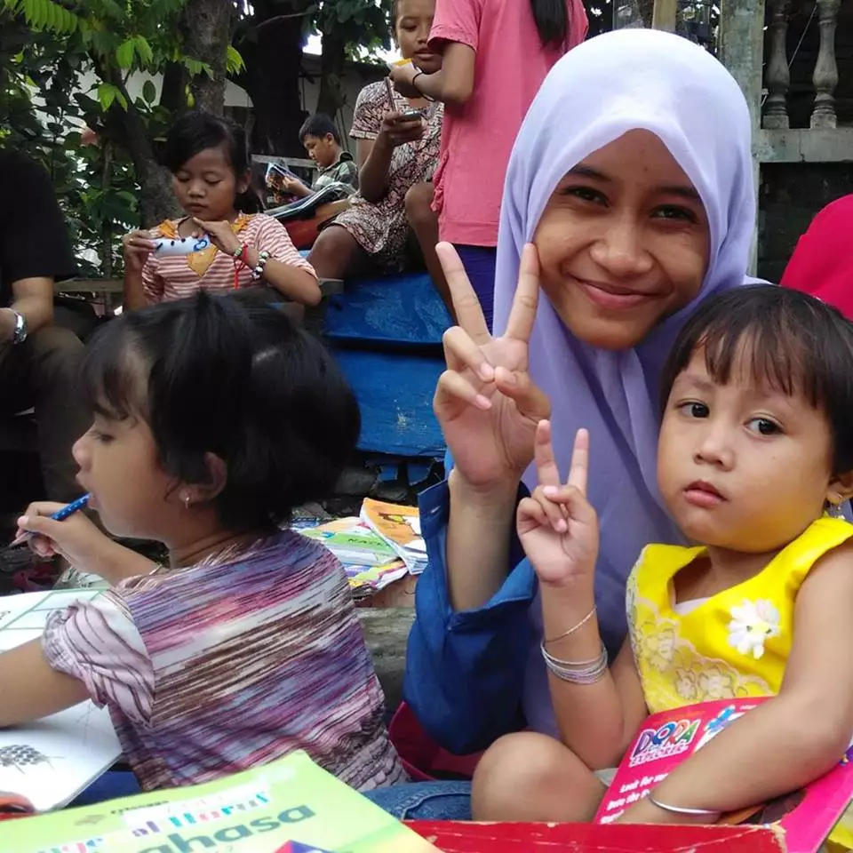 Nggak cuma kuliah, gadis ini gunakan waktunya mengajar anak tak mampu