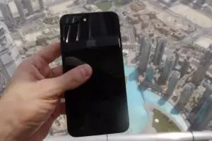 Begini kondisi iPhone 7 usai dijatuhkan dari gedung tertinggi sedunia