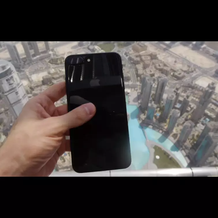 Begini kondisi iPhone 7 usai dijatuhkan dari gedung tertinggi sedunia