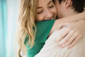 Cowok kudu tahu, 10 tindakan cewek ini artinya lebih dari 'I love you'