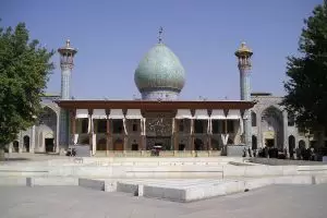 Masjid ini dari luar terlihat biasa, tapi dalamnya bikin terpukau