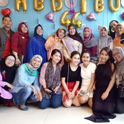 Tak diduga, 8 komentar netizen soal ultah ibu Ayu Ting Ting ini adem