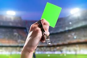 Ini kartu hijau pertama dalam sepak bola, diberikan untuk apa?