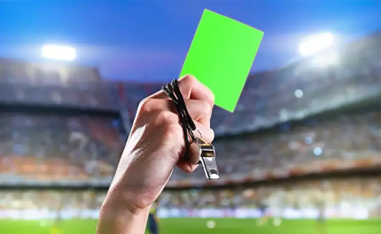 Ini kartu hijau pertama dalam sepak bola, diberikan untuk apa?