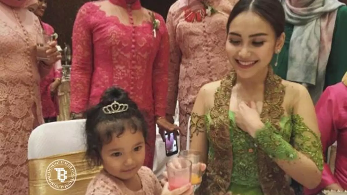 Kebaya Ayu Ting Ting ini dituding pinjam mama Raffi Ahmad, masa iya?