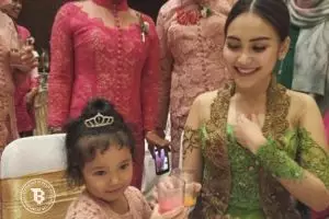 Kebaya Ayu Ting Ting ini dituding pinjam mama Raffi Ahmad, masa iya?